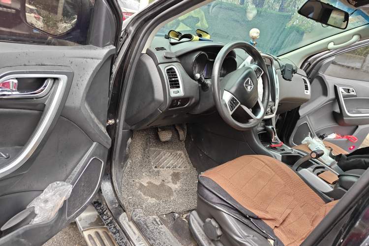 Used JMC Yusheng S350 2013 2.4T Automatic 2WD Diesel Luxury Edition 5 Seats
