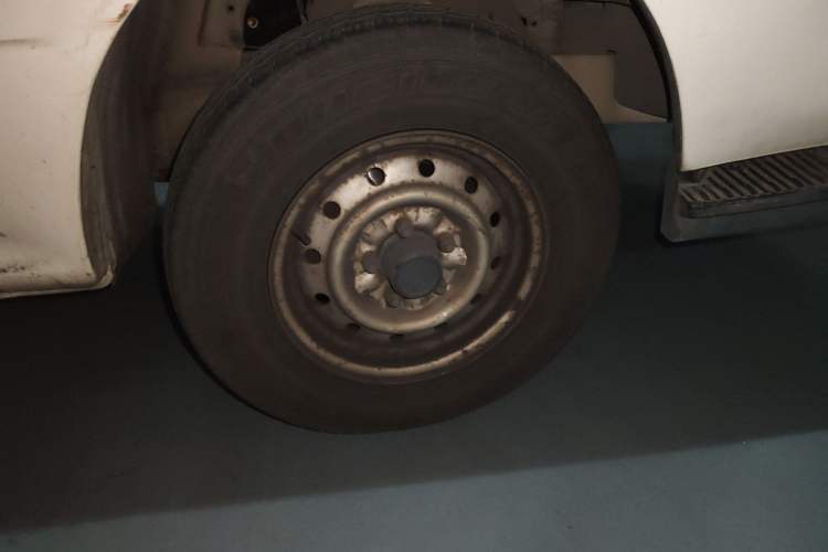 Used Jinbei Hiace 2014 2.0L 5th Generation Kuaiyunwang Business Version 4G19 Right Front Wheel Hub
