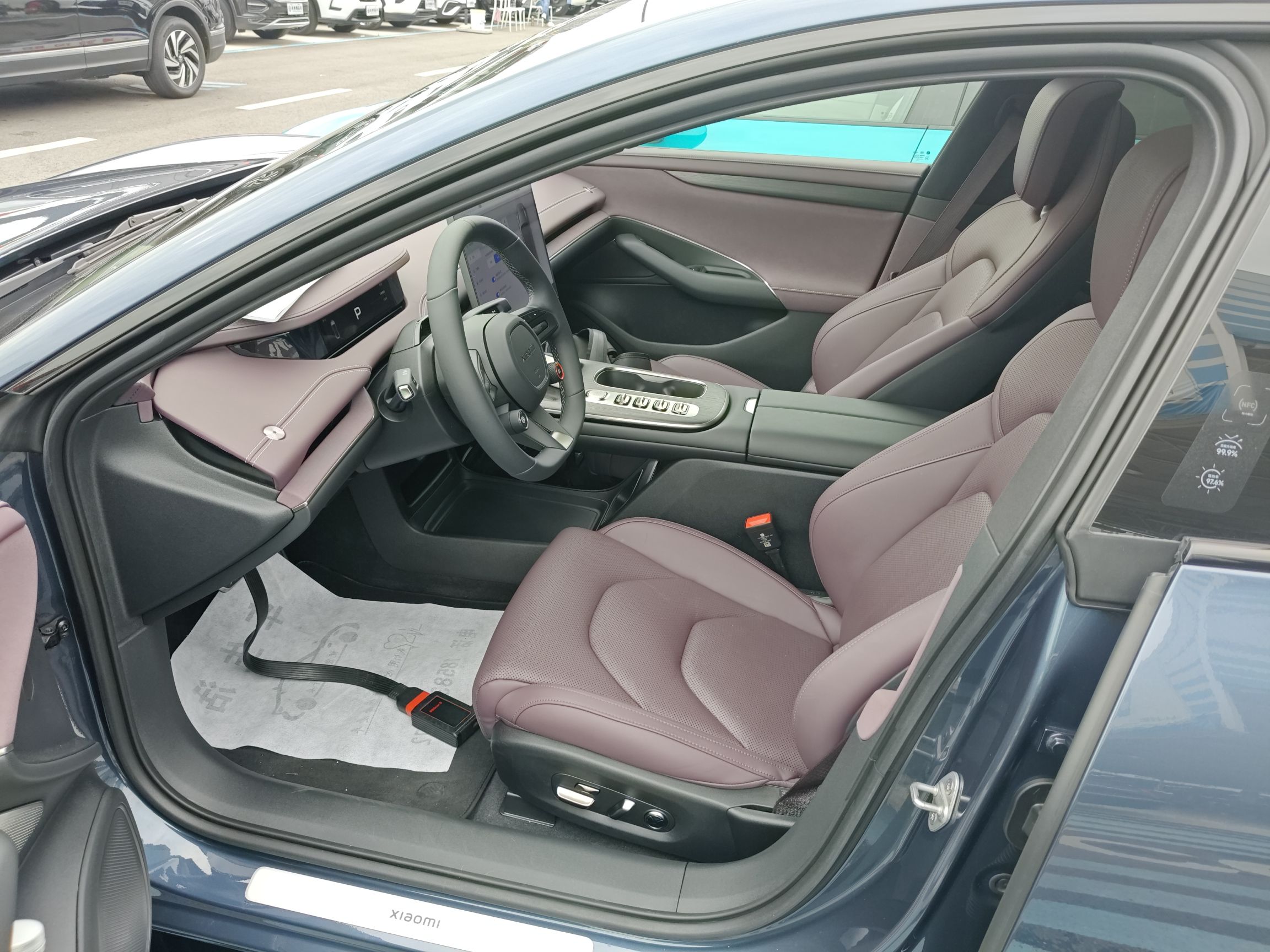 المقاعد الأمامية داخل السيارة