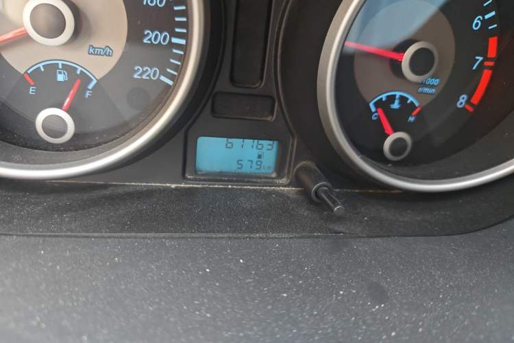 Used Buick Excelle 2015 1.5L Manual Classic Trim Odometer Close Up