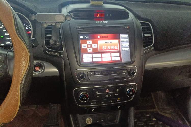 Used Kia Sorento 2013 2.4L 7-Seater Gasoline Luxury Version China IV Standard Audio And AC Panel