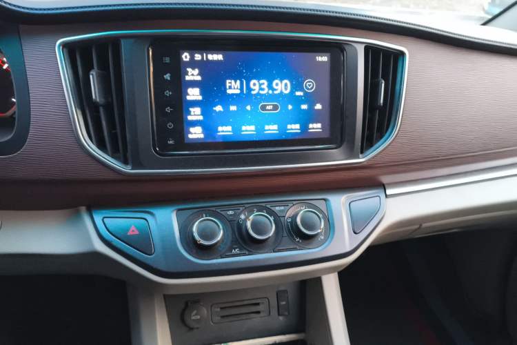 Used FORTHING Lingzhi 2018 M5L 1.6L 7-Seater Luxury Model Audio And AC Panel