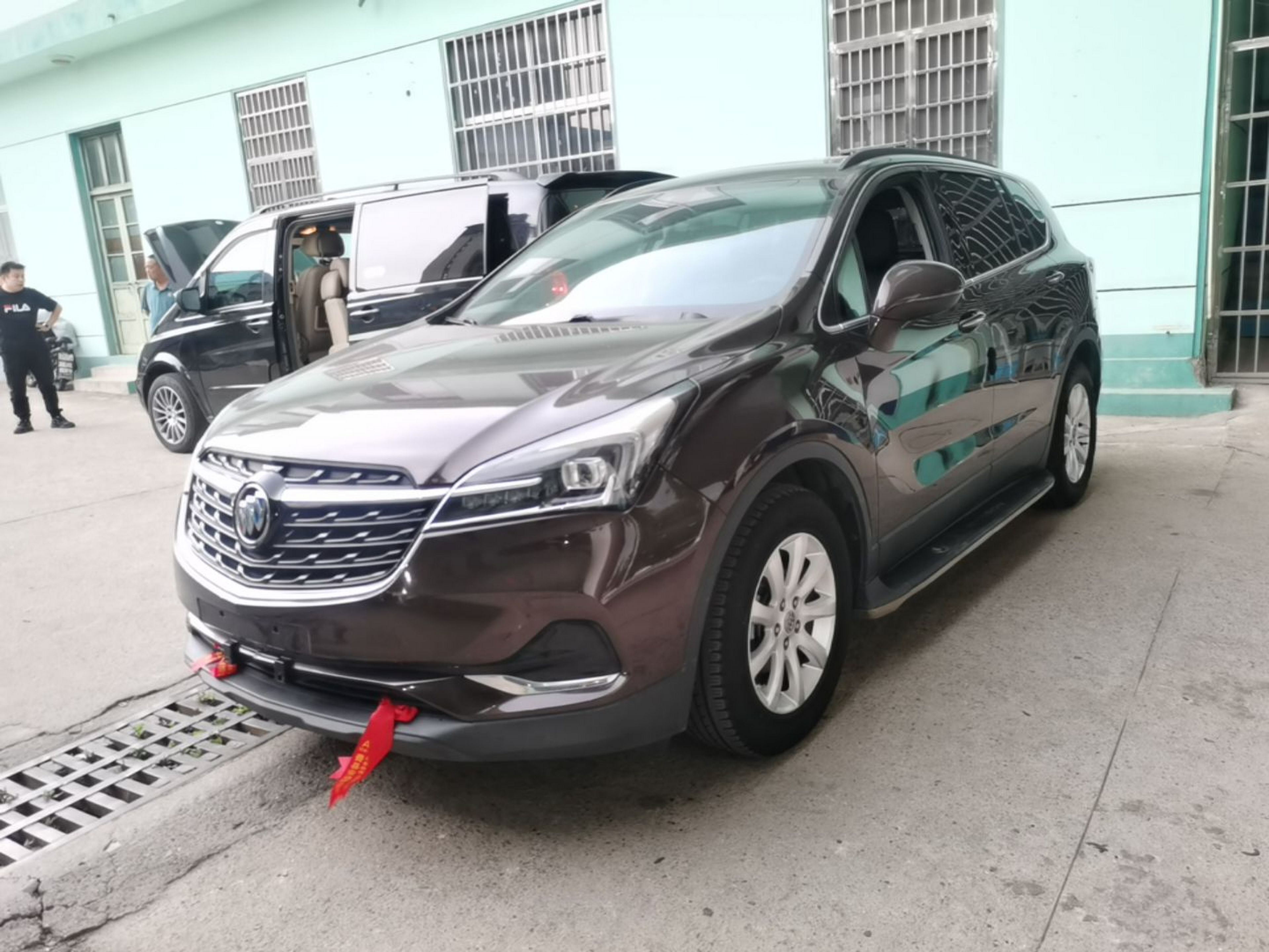 Под передней частью автомобиля