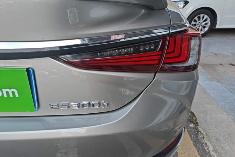 Used Lexus ES 2020 300h Premier Edition
