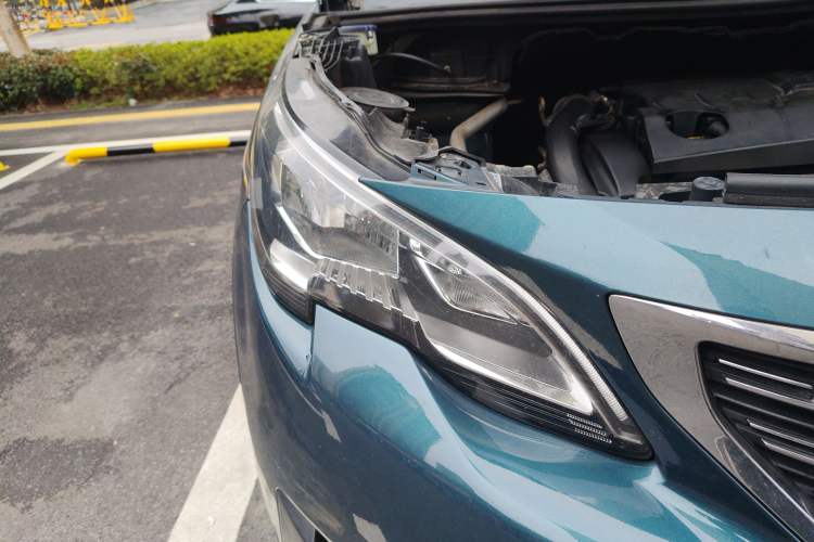 Used Peugeot 5008 2017 380THP 7-Seater Luxury Edition Right Front Headlight