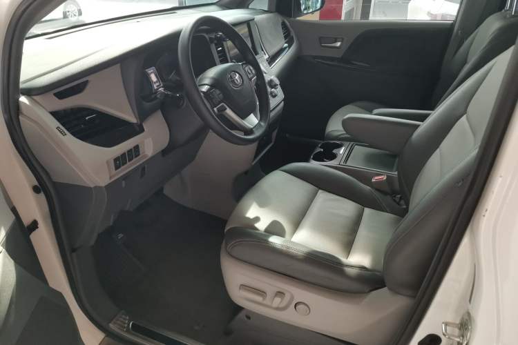 Used Toyota SIENNA 2018 3.5L Four-Wheel Drive LE Trim 7 Seats U.S. Specification
