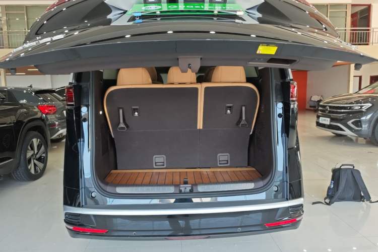 Used Denza D9 2024 DM-i 1050 Luxury Model Trunk