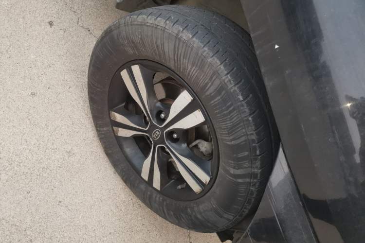 Used Kia Sportage 2011 2.0L Manual Two-Wheel-Drive GLS Right Front Wheel Hub