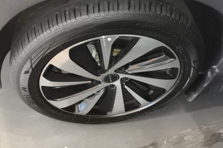 Used BYD Song PLUS New Energy 2024 HONOR Edition DM-i 110km Flagship PLUS Left Front Wheel Hub