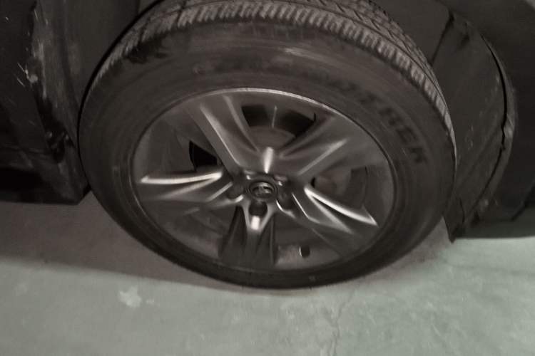 Used Toyota Highlander 2015 2.0T Four-Wheel Drive Luxury Navigation Version with 7 Seats Right Front Wheel Hub