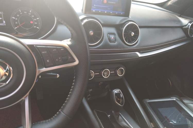 Used Dongfeng Fengon 500 2021 1.5L CVT Enjoyment Model Center Console