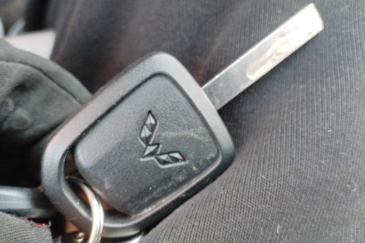 Used Wuling Yangguang 2024 300KM Comfort Version Passenger Van 75kW