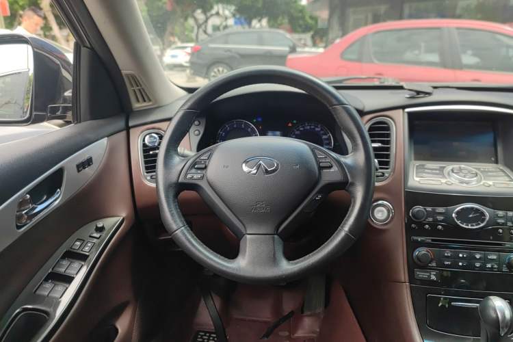 Used Infiniti QX50 2013 2.5L Two-Wheel-Drive Elegant Edition
