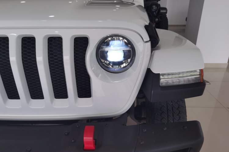 Used Jeep Wrangler 2019 2.0T Sahara Four-Door Electric Convertible China VI Emission Standard Left Front Headlight