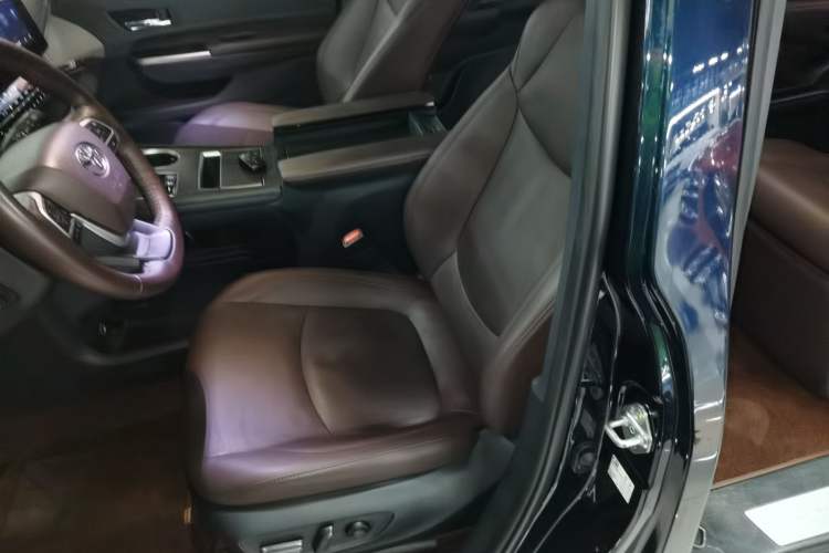 Used Toyota Granvia 2023 2.5L Hybrid Flagship VIP Edition