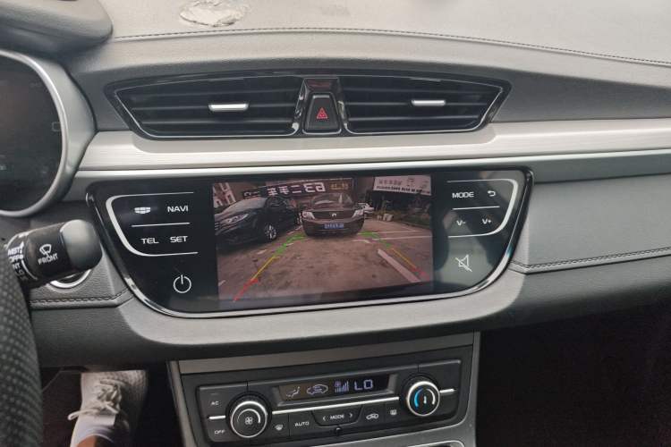 Used Geely Auto Emgrand 2018 1.5L CVT Upward Connect Edition Audio And AC Panel