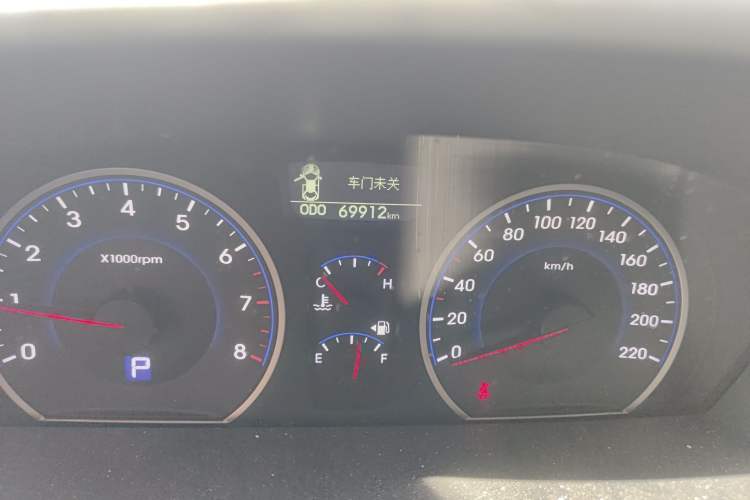 Used Hyundai Celesta 2011 1.6L Automatic Luxury Version Odometer Close Up