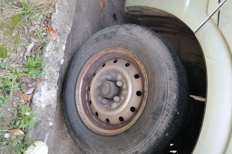 Used Jinbei Hiace 2011 2.0L 5th Generation Kuaiyunwang Standard Version 4G19 Right Front Wheel Hub