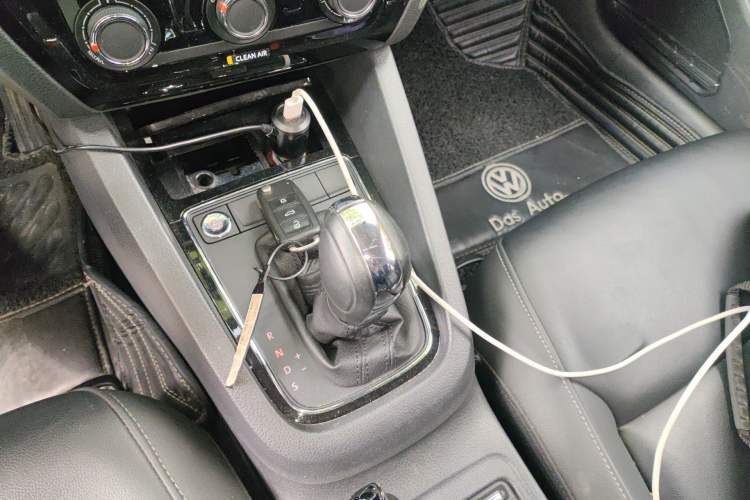 Used Volkswagen Sagitar 2017 230TSI Automatic Comfort Version Gear Lever