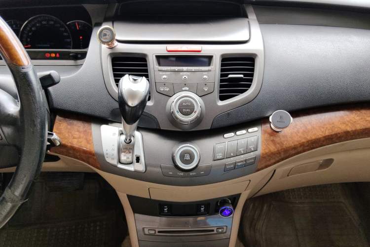 Used Honda Odyssey 2006 2.4L base model Audio And AC Panel