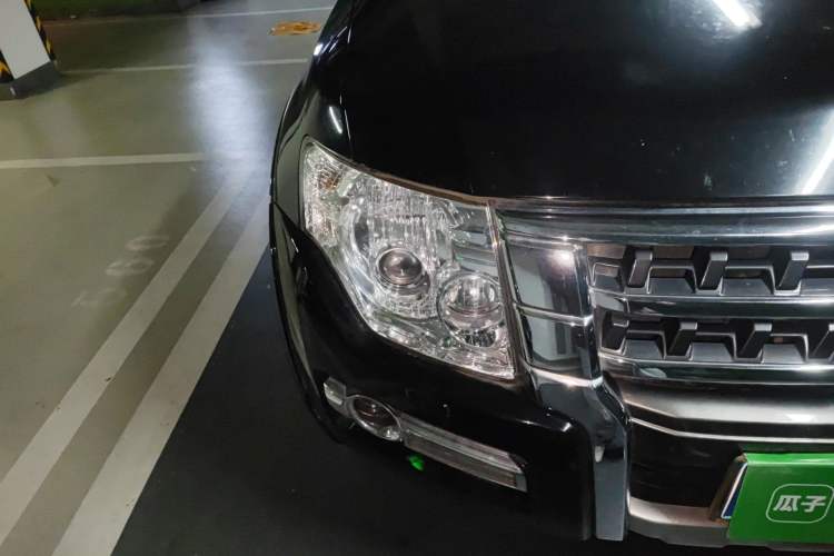 Used Mitsubishi Pajero  Right Front Headlight