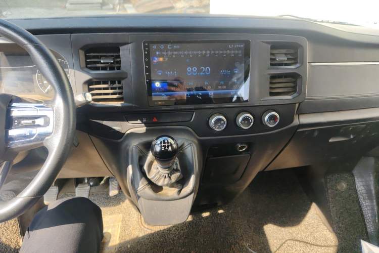 Used JMC Fushun 2022 2.0T Manual Multi-Function Passenger Vehicle Mid-Range High Roof 6-7 Seats
