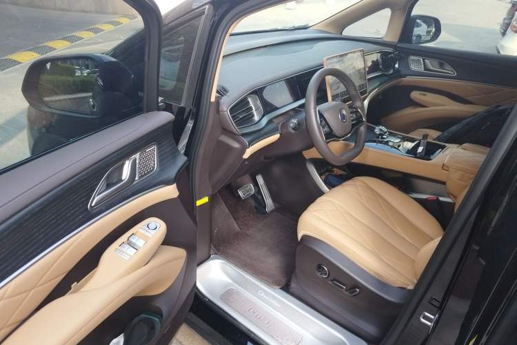 Used Denza D9 2025 DM-i Intelligent Drive 1020 Four-Wheel Drive Flagship Model