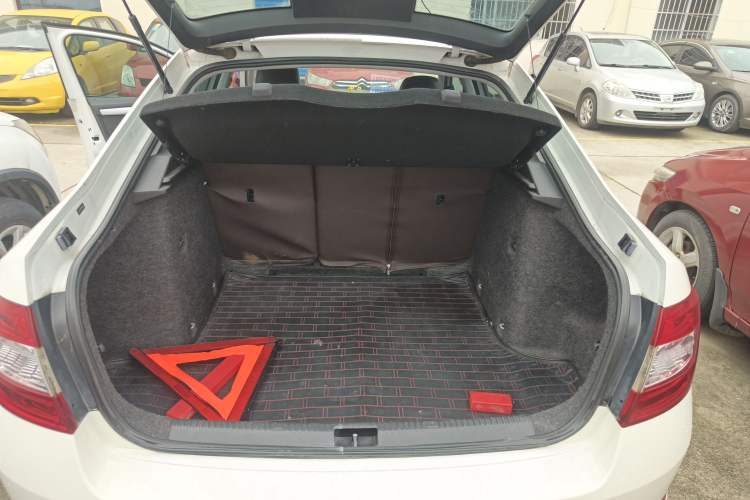 Used Skoda Octavia 2016 1.6L Automatic Front-Wheel Drive Model Trunk