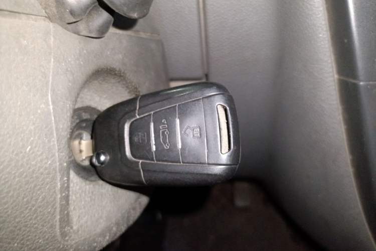 Used SAIC MAXUS Xintu V80 2017 2.5T 5-Speed Manual Aoyuntong National V Standard Long Wheelbase High-Roof 6-10 Seater Vehicle Key