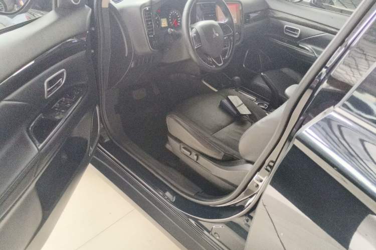 Used Mitsubishi Outlander 2018 2.0L Two-Wheel Drive Glory Edition 5 Seats Driver Seat