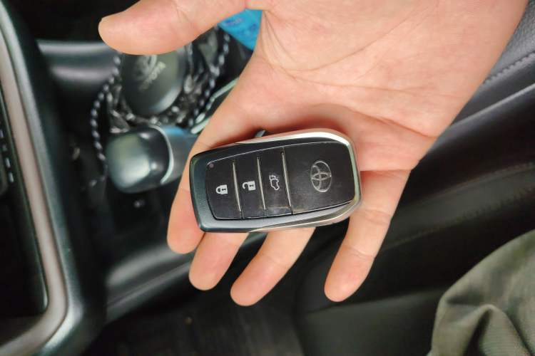 Used Toyota Highlander 2018 2.0T Four-Wheel Drive Prestige Version 7 Seats China VI Standard Vehicle Key