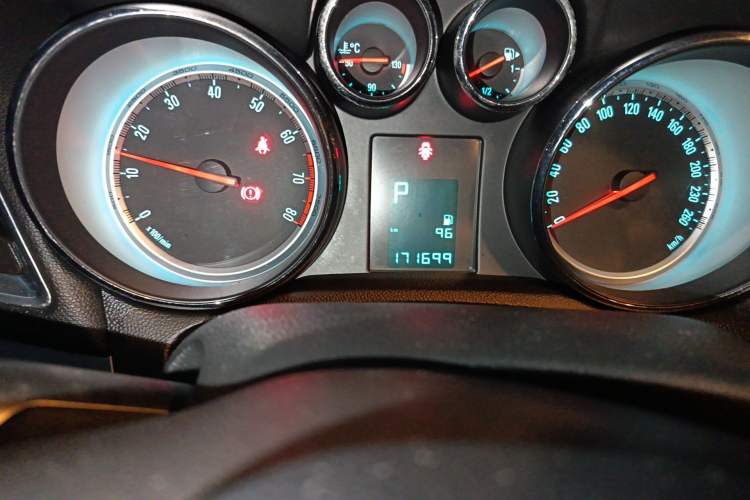 Used Buick Encore 2014 1.4T Automatic Two-Wheel Drive Urban Elite Model Odometer Close Up