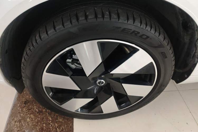 Used Volvo XC60 New Energy 2025 Plug-in Hybrid Long-Range All-Wheel Drive Smart Luxury Edition Left Front Wheel Hub