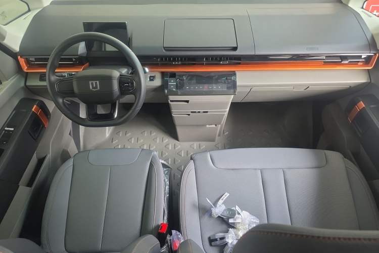 Used Farizon Super VAN 2025 Yucheng Action-Pak, Mid-Axle High-Roof 68kWh ZhiXin, 7-seater Center Console