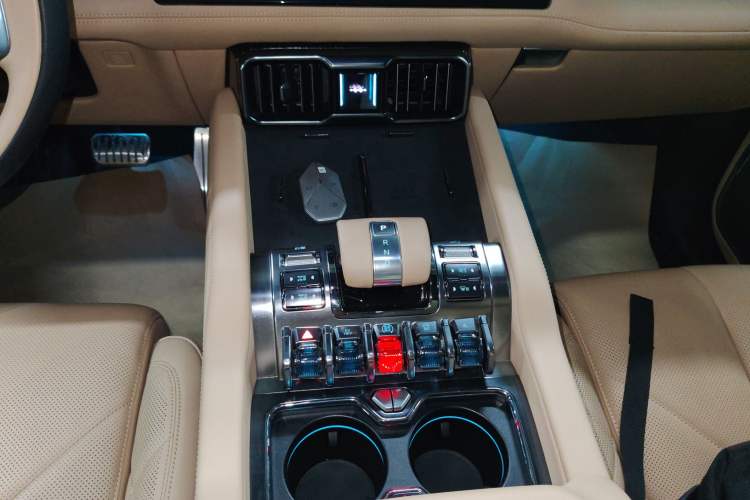 Used Formula Leopard 8 2025 Smart & Brave Flagship Edition 7 Seats Gear Lever