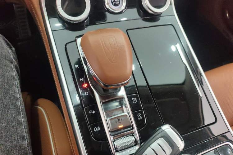 Used Hongqi H9 2020 Revised Version 2.0T Smart Connect Flagship Edition Gear Lever