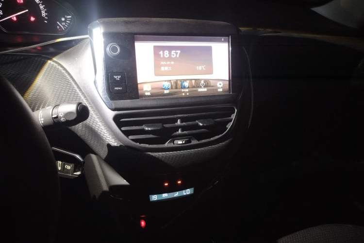 Used Peugeot 2008 2014 1.6L Automatic Fashion Edition Audio And AC Panel