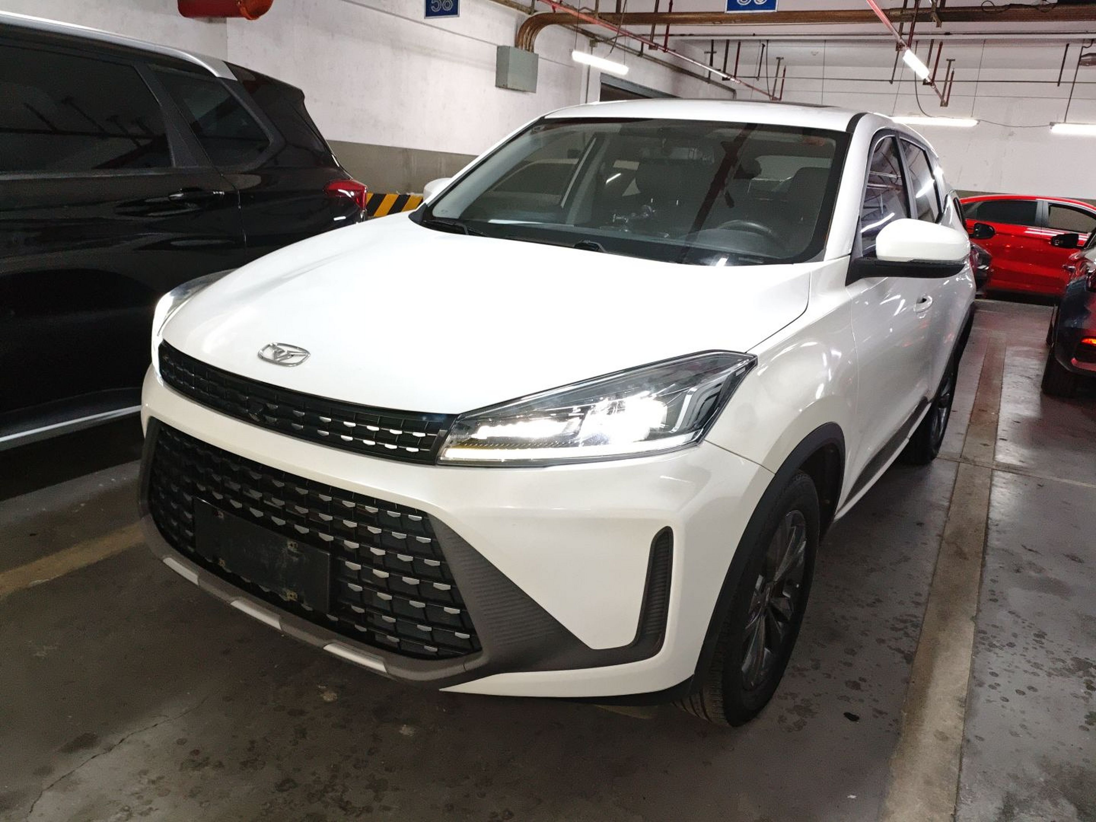 تحت مقدمة السيارة