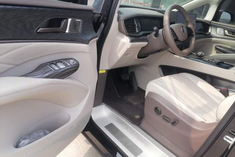 Used Denza D9 2022 DM-i 1040 Prestige Model
