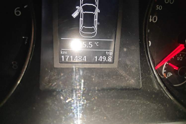 Used Volkswagen Magotan 2015 1.8TSI Advanced Model Odometer Close Up