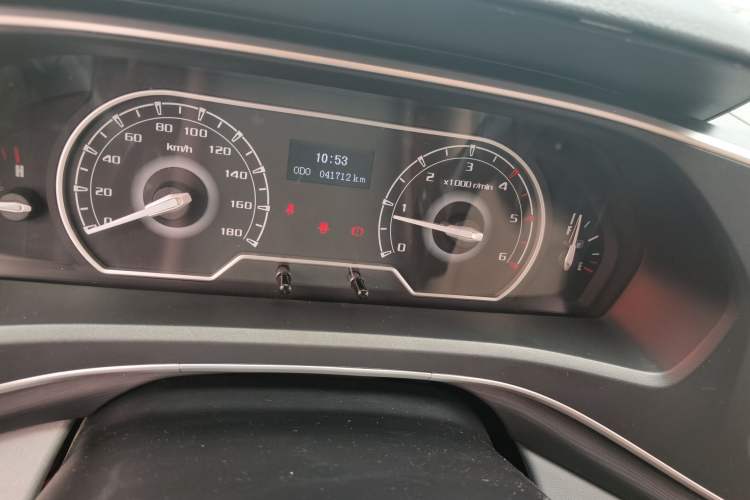 Used SAIC MAXUS Xintu V80 2024 Aotong Value Edition 6MT Short Wheelbase Ultra-Low Roof 127 Ps 7/8/9-Seater Odometer Close Up