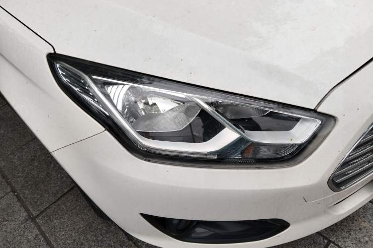 Used Ford Escort 2015 1.5L Automatic Comfort Edition Right Front Headlight