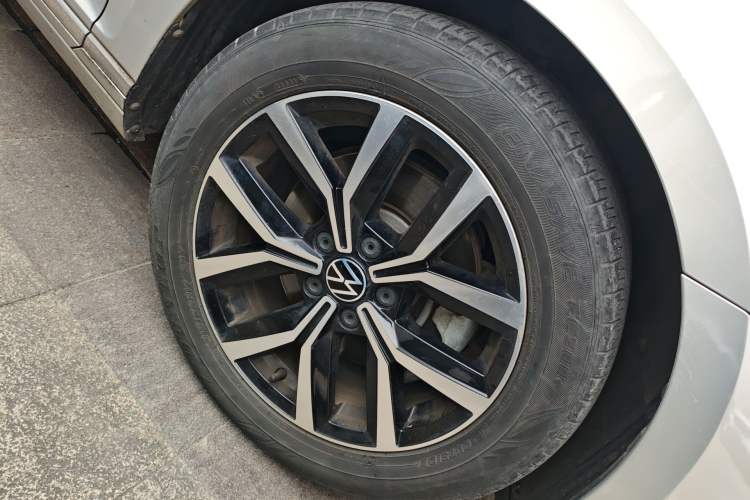 Used Volkswagen Magotan 2020 330TSI DSG Leading Model Right Front Wheel Hub