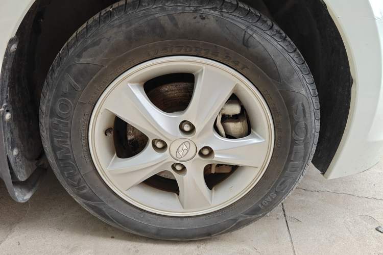 Used Hyundai Verna (older generation) 2014 1.4L Manual Smart GLS Trim Right Front Wheel Hub