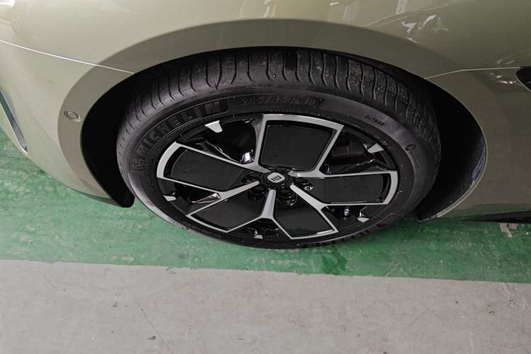 Used Xiaomi Auto SU7 2024 Rear-Drive Long-Range Intelligent Driving Version Left Front Wheel Hub