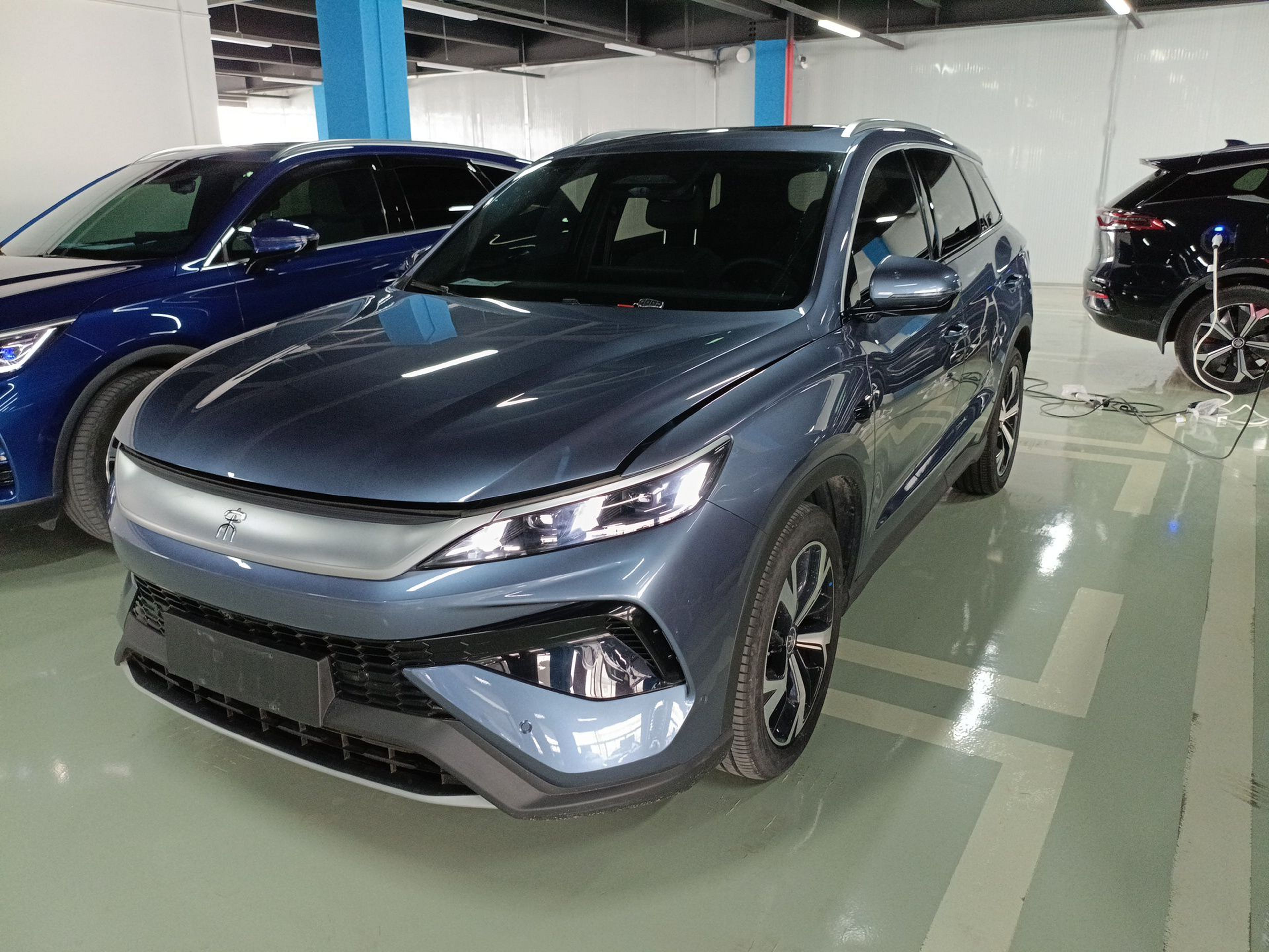 Под передней частью автомобиля