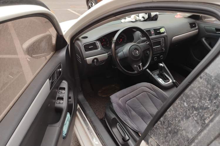 Used Volkswagen Sagitar 2014 1.6L Automatic Comfort Model Interior 3