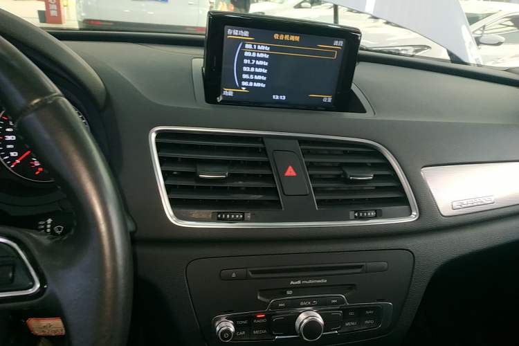 Used Audi Q3 2015 35 TFSI quattro Technology Edition Audio And AC Panel