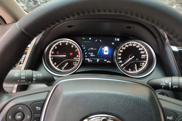 Used Toyota Camry 2023 2.0G Luxury Edition
