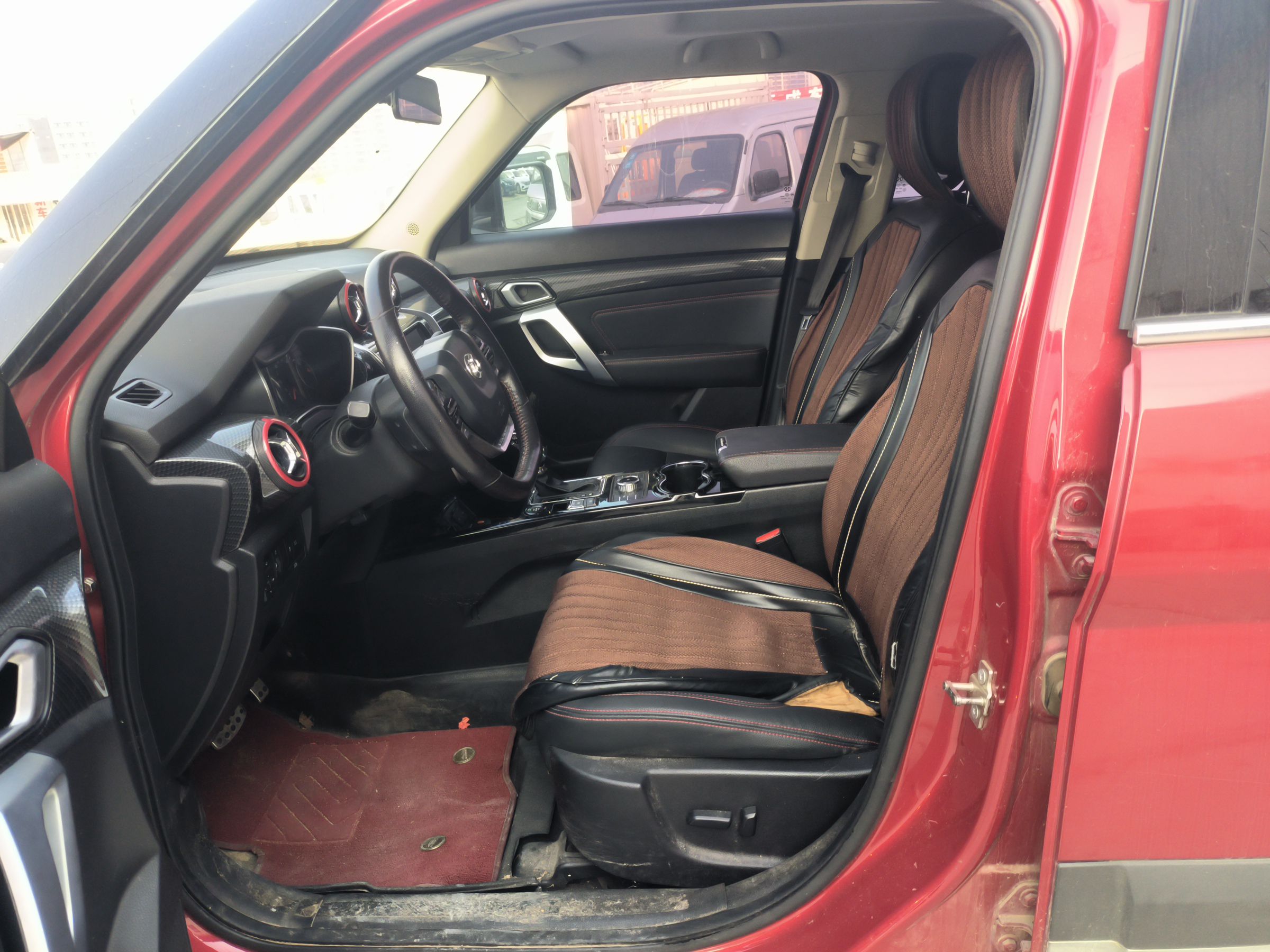 المقاعد الأمامية داخل السيارة